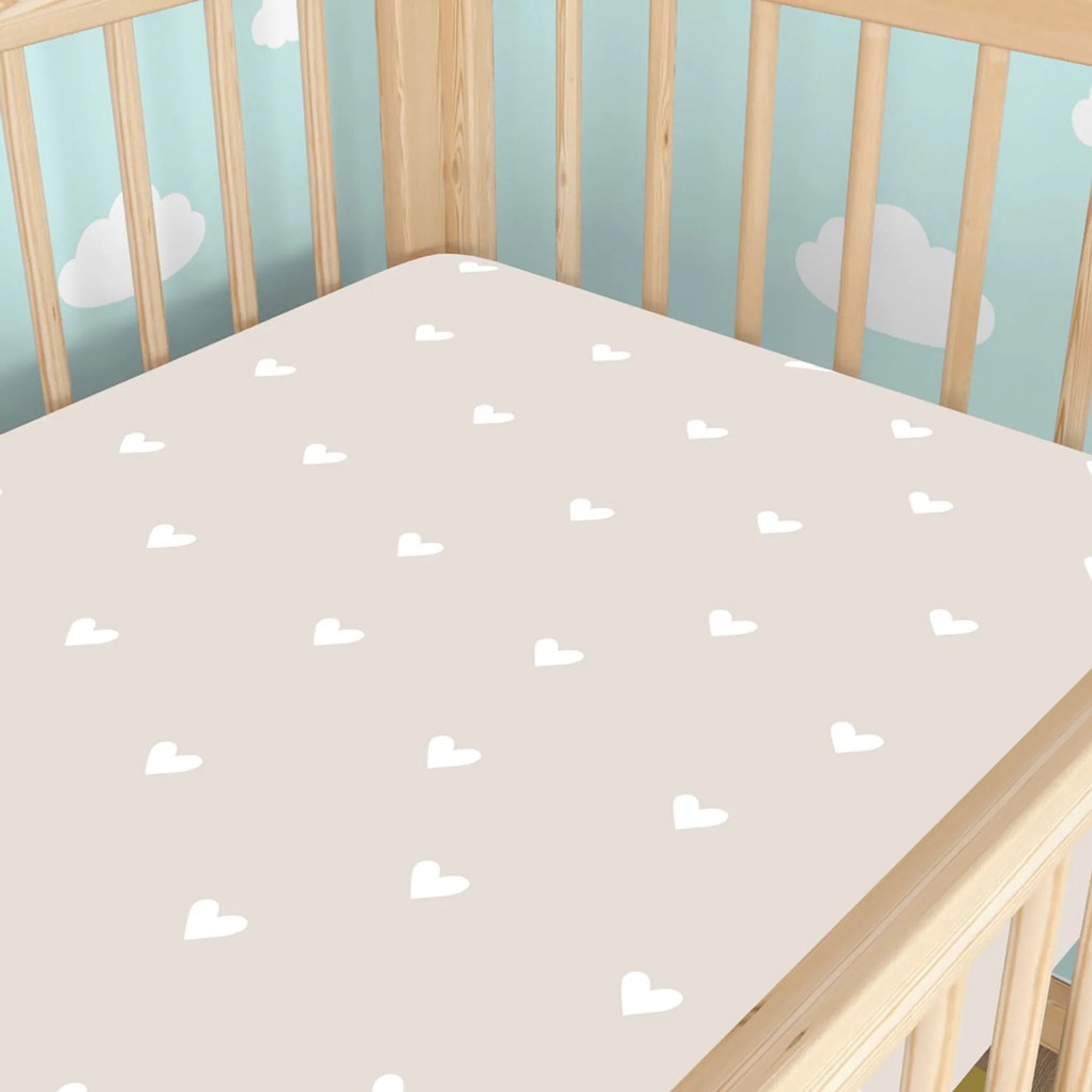 Goldea gyermek gumis pamut lepedő kiságyba - szívecskék, latte színű alapon 70 x 140 cm