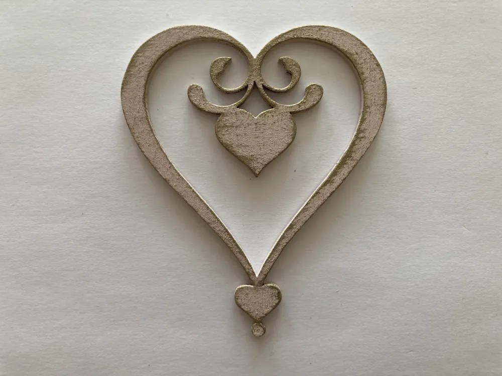 Lézervágott fa dekoráció áttört szív rózsa-antik arany koptatott 10x10cm