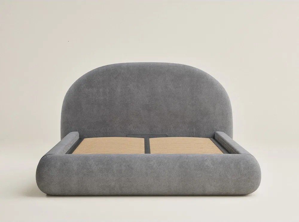 Szürke kárpitozott ágyneműtartós franciaágy ágyráccsal 180x200 cm Maumere – Maison de Rêve