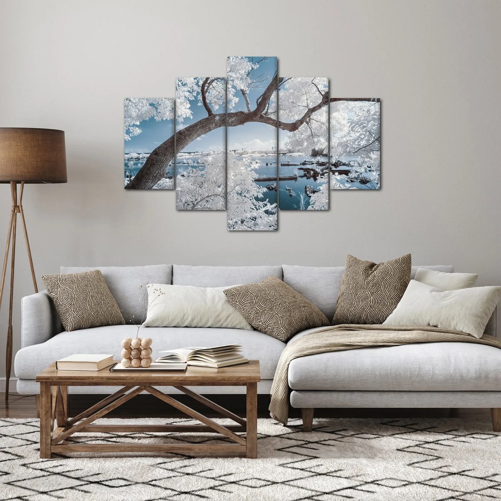 A víz mellett egy havas fa képe (150x105 cm)