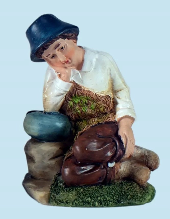 A fiú a kő mellett pihen, a figurákhoz 15cm