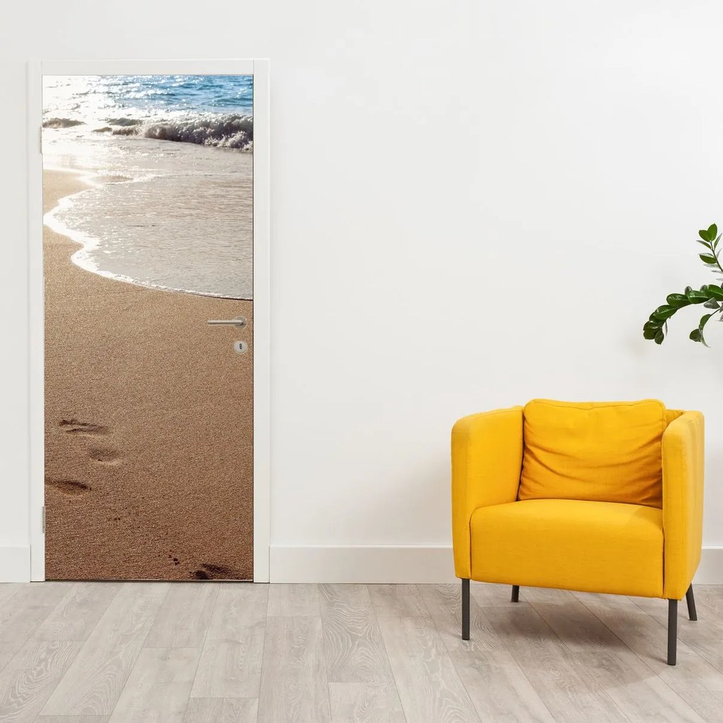 Fotótapéta ajtóra - Lábnyomok a homokban és a tengerben (95x205cm)
