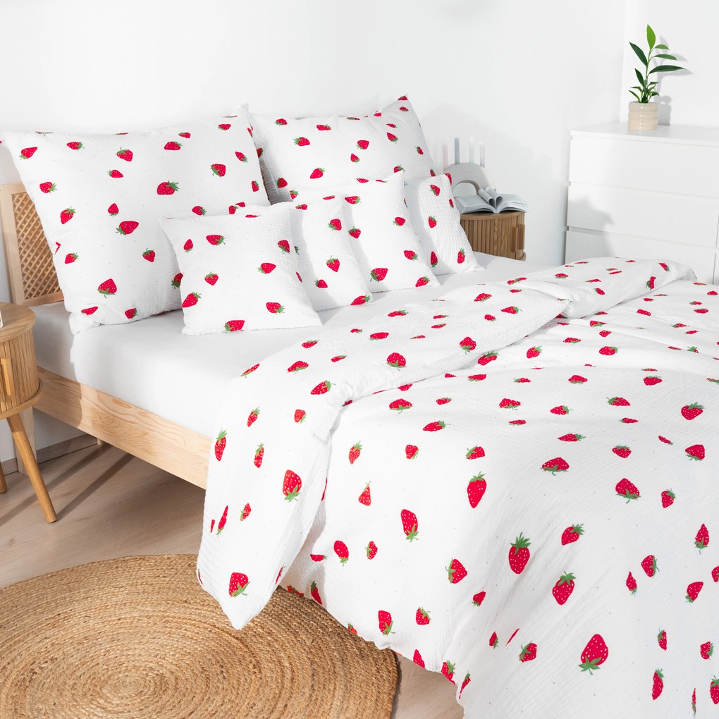 Goldea krepp ágyneműhuzat - friss szamócák 150 x 200 és 50 x 60 cm