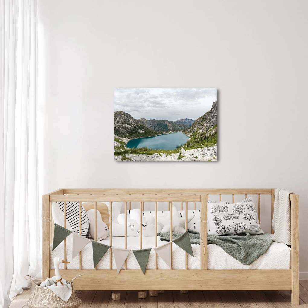 A hegyekben lévő tó képe (70x50 cm)