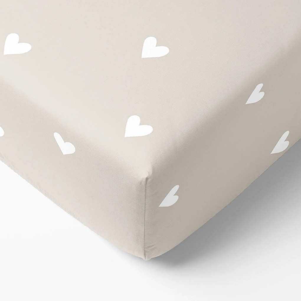 Goldea pamut gumis lepedő - szívecskék, latte színű alapon 90 x 200 cm