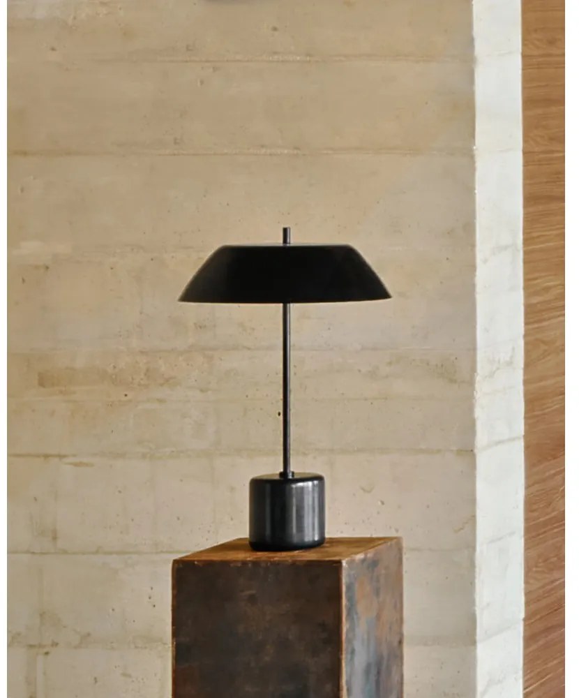 Fekete márvány asztali lámpa fém búrával (magasság 58 cm) Sayra – Kave Home