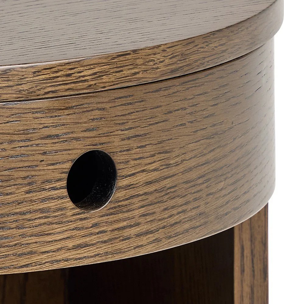 Sötét natúr színű éjjeliszekrény tölgyfa dekorral Paron – Actona