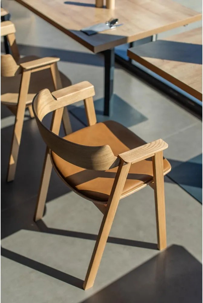 Barna-natúr színű bőr karfás étkezőszék Flip – Gazzda