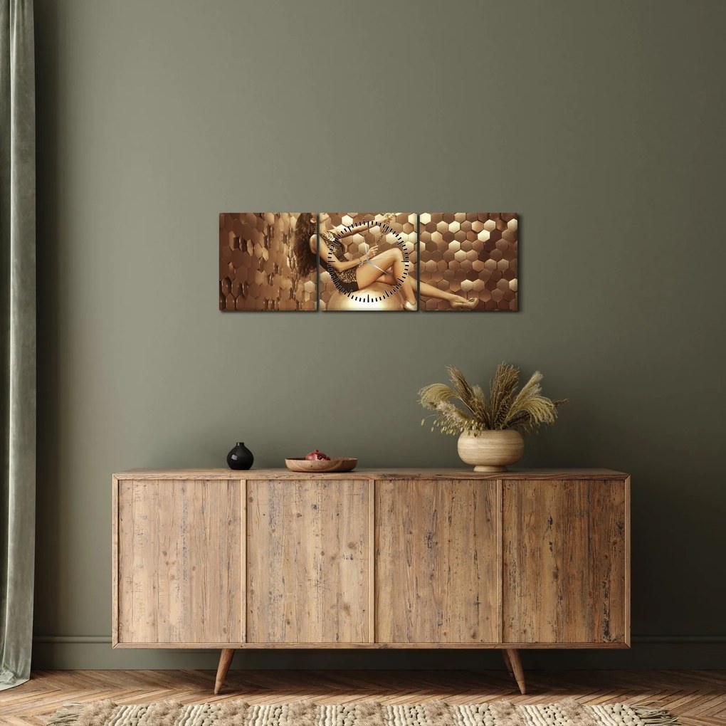 Egy nő képe egy arany szobában (órával) (90x30 cm)