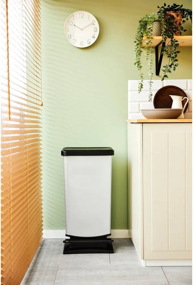 Ezüstszínű műanyag pedálos szemetes 40 l Paso – Rotho