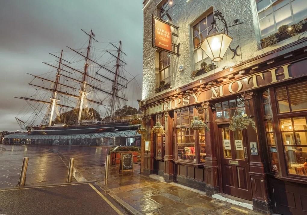 Poszter 100x70cm Cutty Sark és a kocsma Gipsy Moth, Assaf Frank