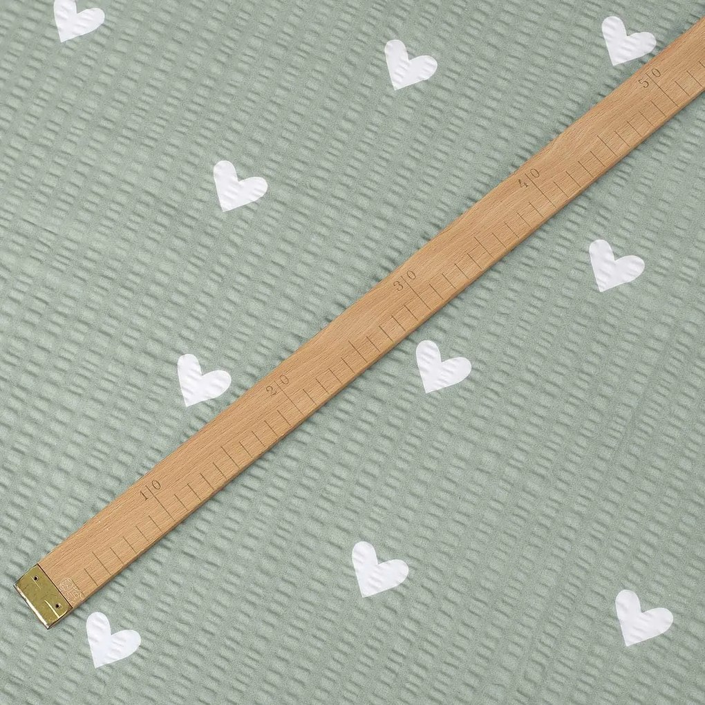 Goldea pamut krepp anyag - szívecskék, zsálya színű alapon 160 cm