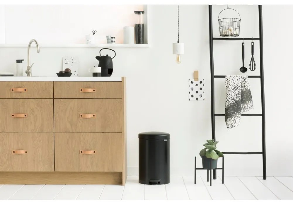 Matt fekete acél pedálos szemetes 20 l NewIcon – Brabantia