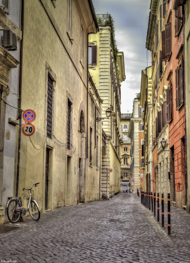 Poszter 20,5x28,4cm Keskeny utca régi épületek között Rómában, Assaf Fra