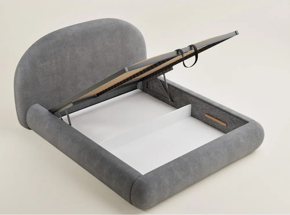 Szürke kárpitozott ágyneműtartós franciaágy ágyráccsal 180x200 cm Maumere – Maison de Rêve