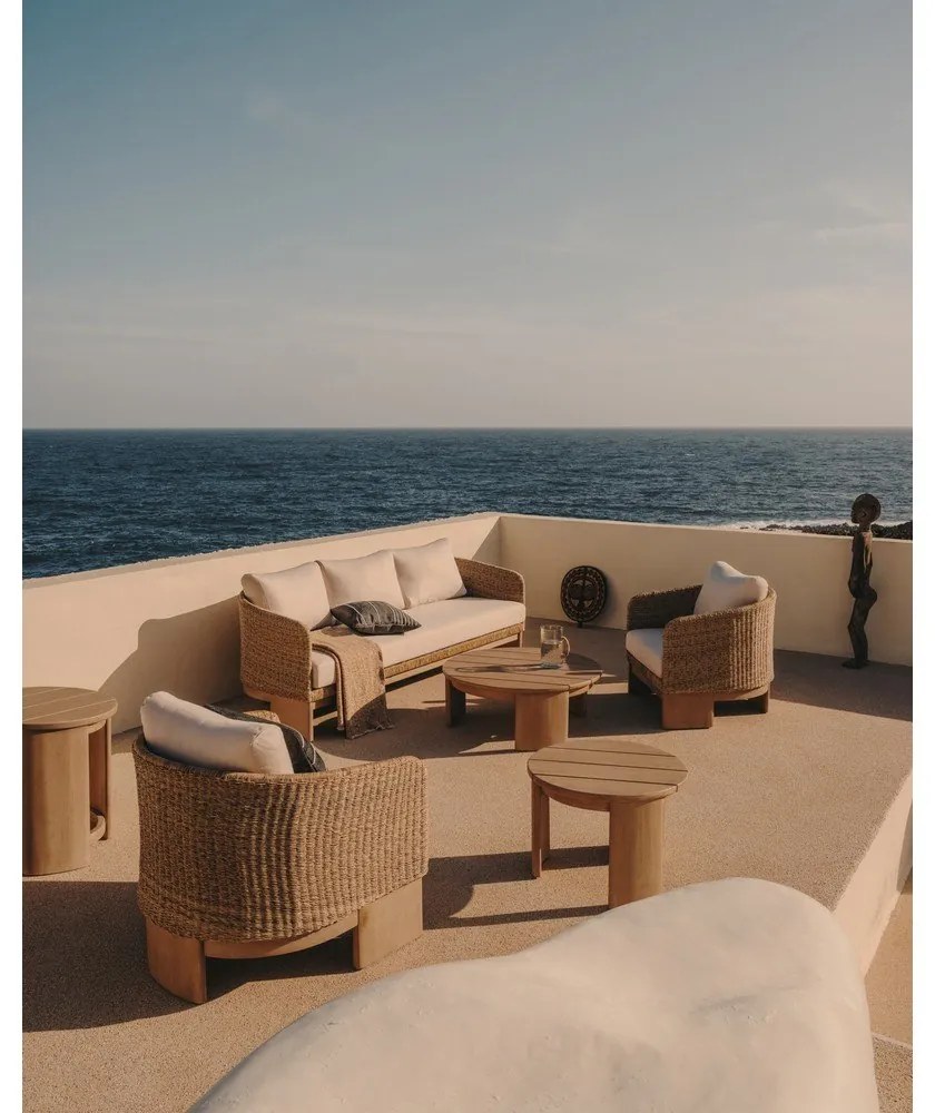 Bézs-natúr színű tömörfa-műrattan kerti fotel Xoriguer – Kave Home