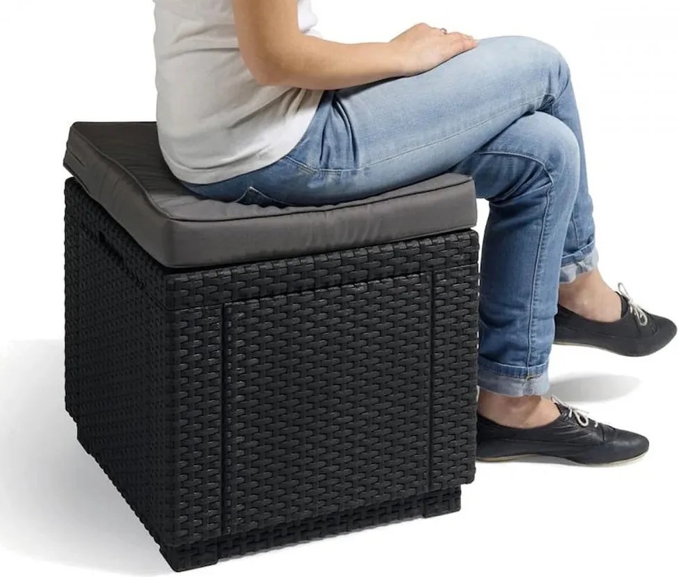 Cube zsámoly, barna színben, meleg taupe párnával