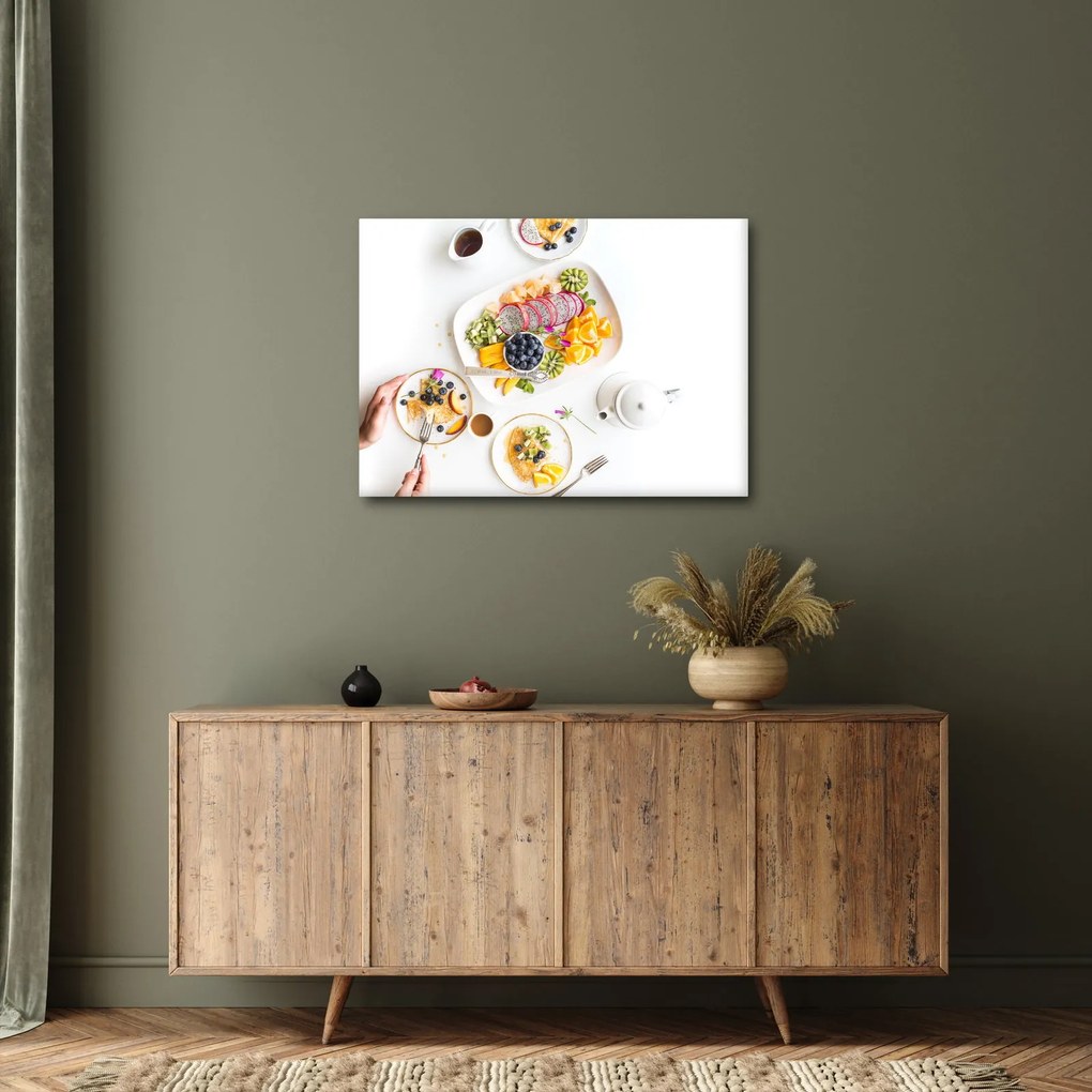 Tányérok gyümölcsökkel az asztalon képe (70x50 cm)