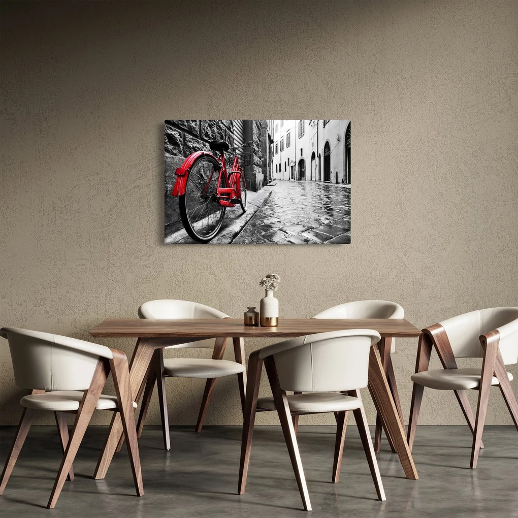 Egy vörös kerék képe egy macskaköves utcán (90x60 cm)