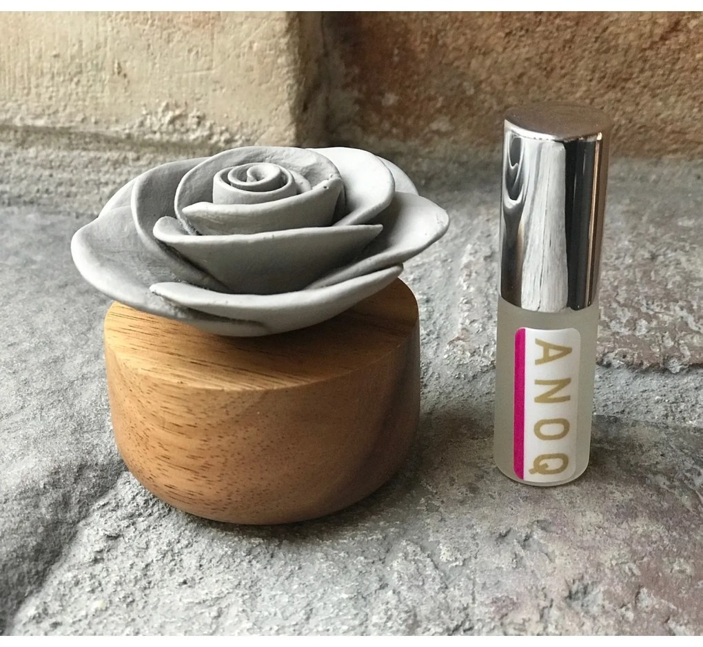 Laoszból származó gardénia motívummal díszített dizájner diffúzor, szürke - ANOQ