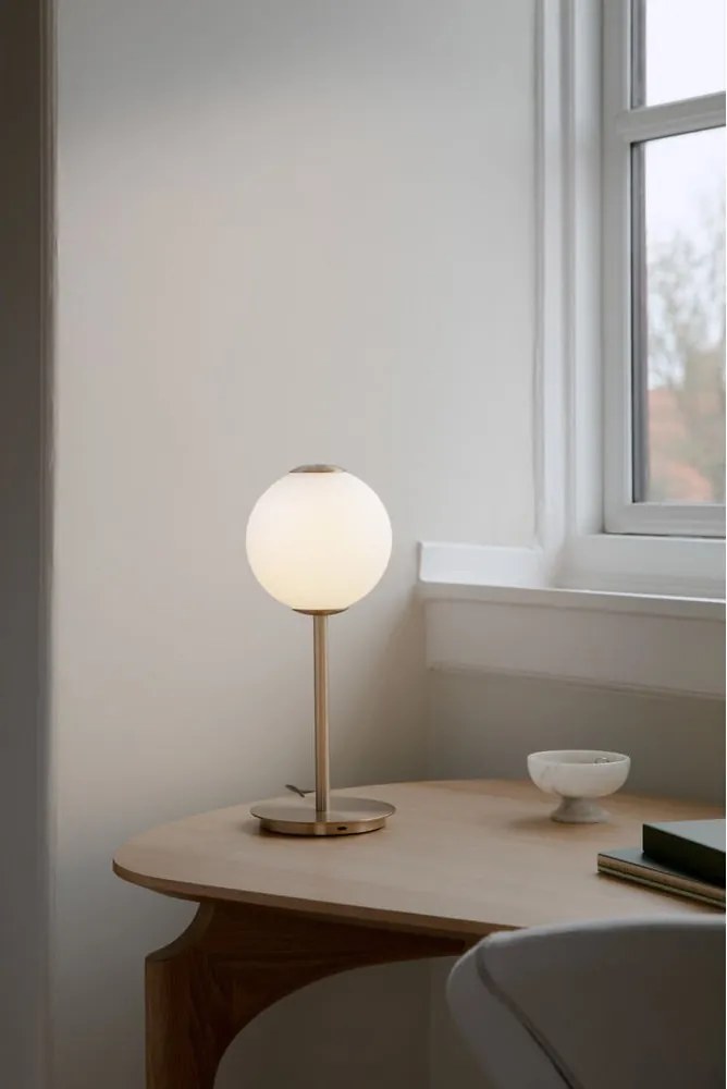 Sárgaréz színű fém LED dimmelhető asztali lámpa üveg búrával (magasság 37 cm) Audrey Table – UMAGE