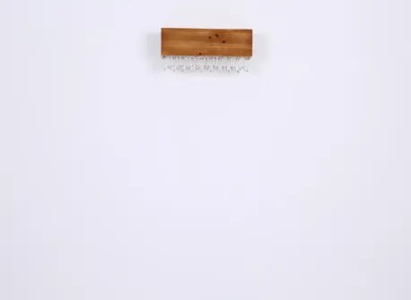 Globo 15554W Falilámpa fekete fém váz, barna fa test, opál akril búra, benne akril-kristály dekorral. SZxM:370x170, AL:110, inkl. 1xLED 12W 230V, 430lm 3000K