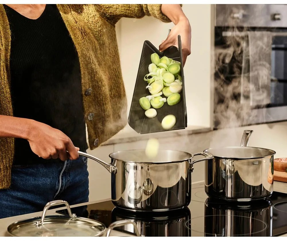 Vágódeszka 21x38 cm Chop2Pot – Joseph Joseph