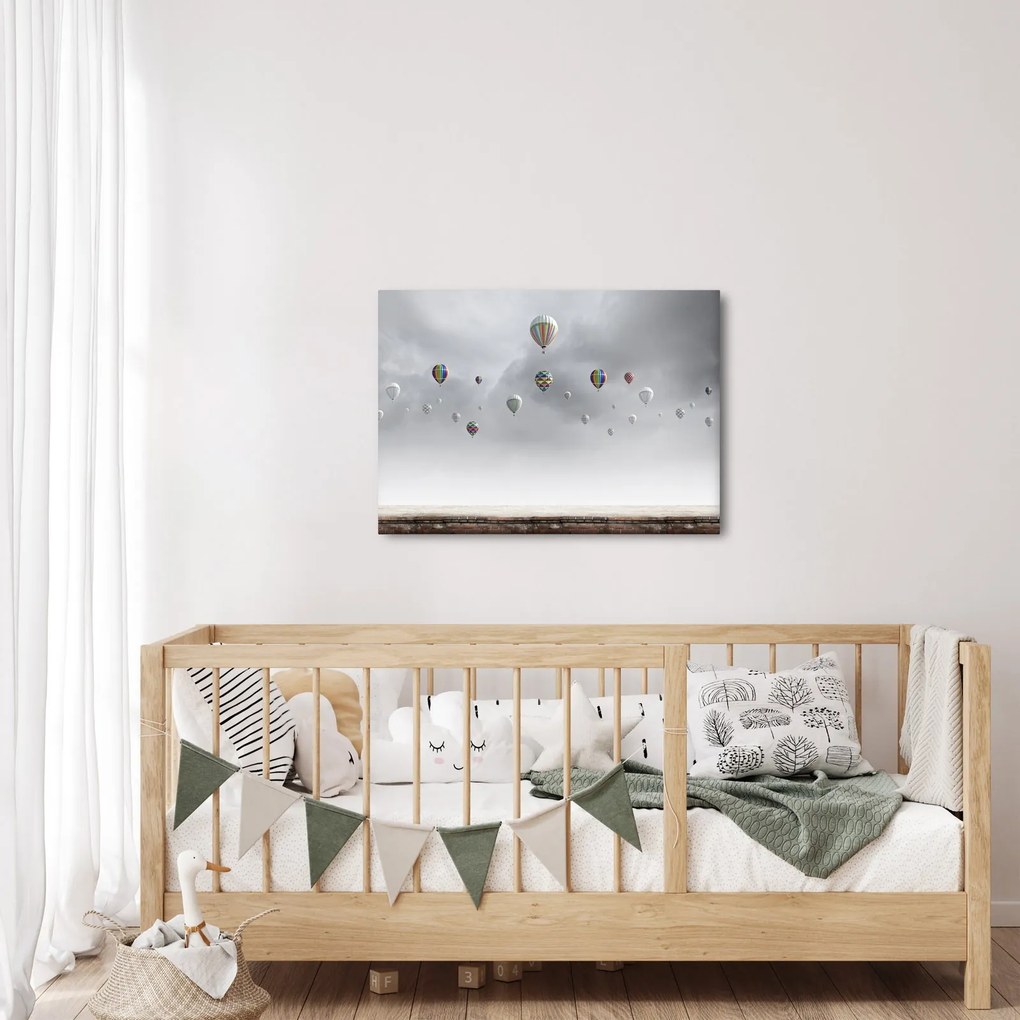 Kép - léggömbök egy téglafal felett (70x50 cm)