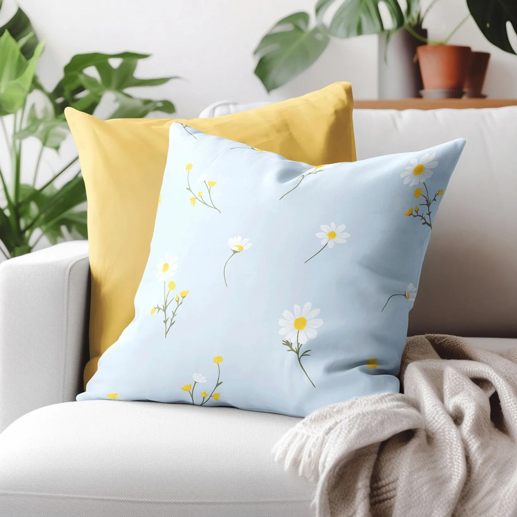Goldea pamut párnahuzat - kamilla virágok világoskék alapon 50 x 70 cm