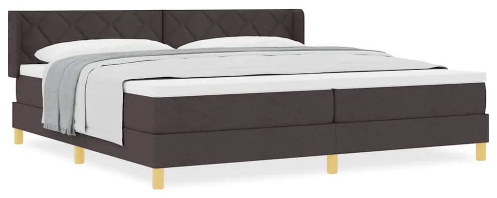 Boxrugós ágy matracmal Sötétbarna és fehér 200 x 200 cm Szövet