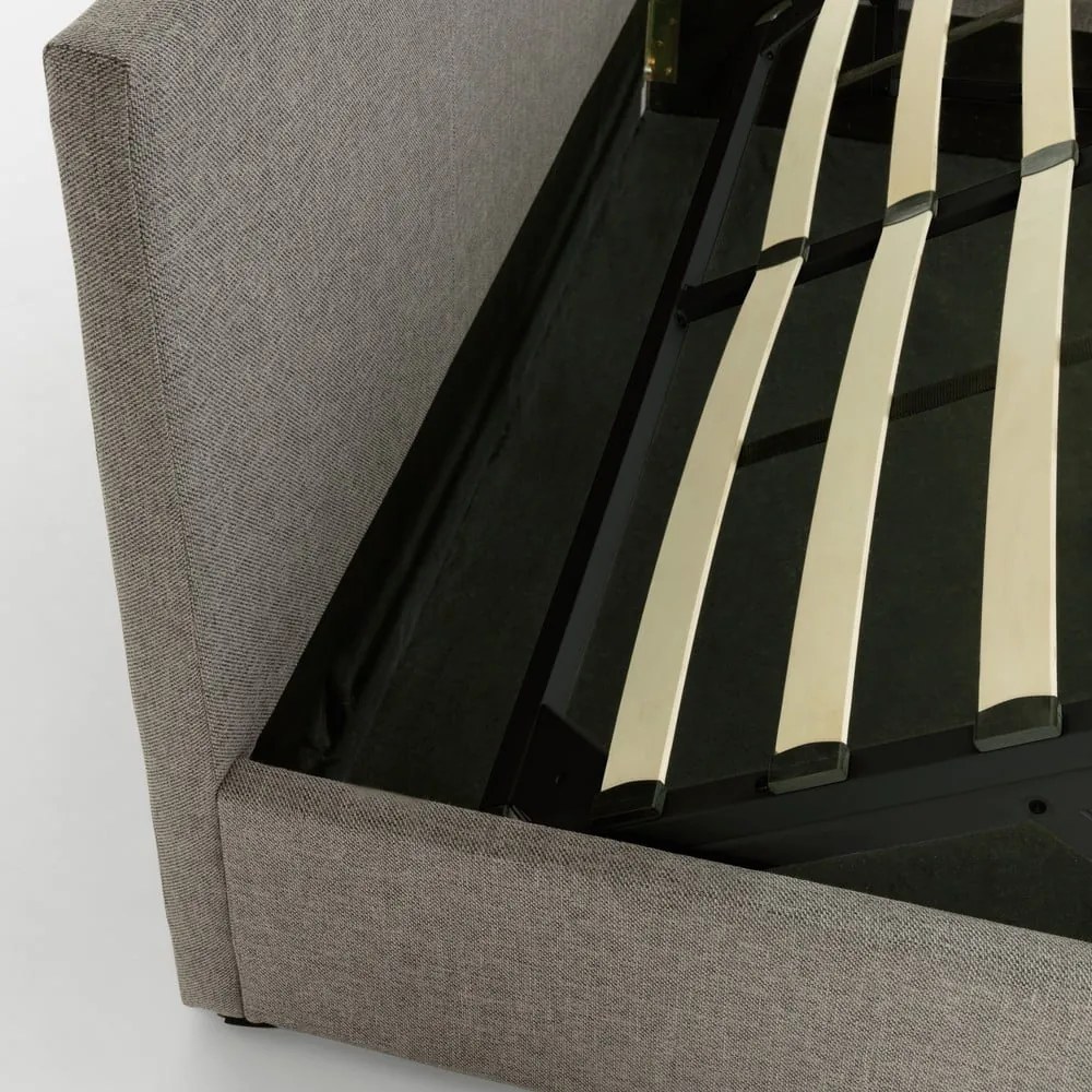 Szürke kárpitozott ágyneműtartós franciaágy ágyráccsal 180x200 cm Nahiri – Kave Home