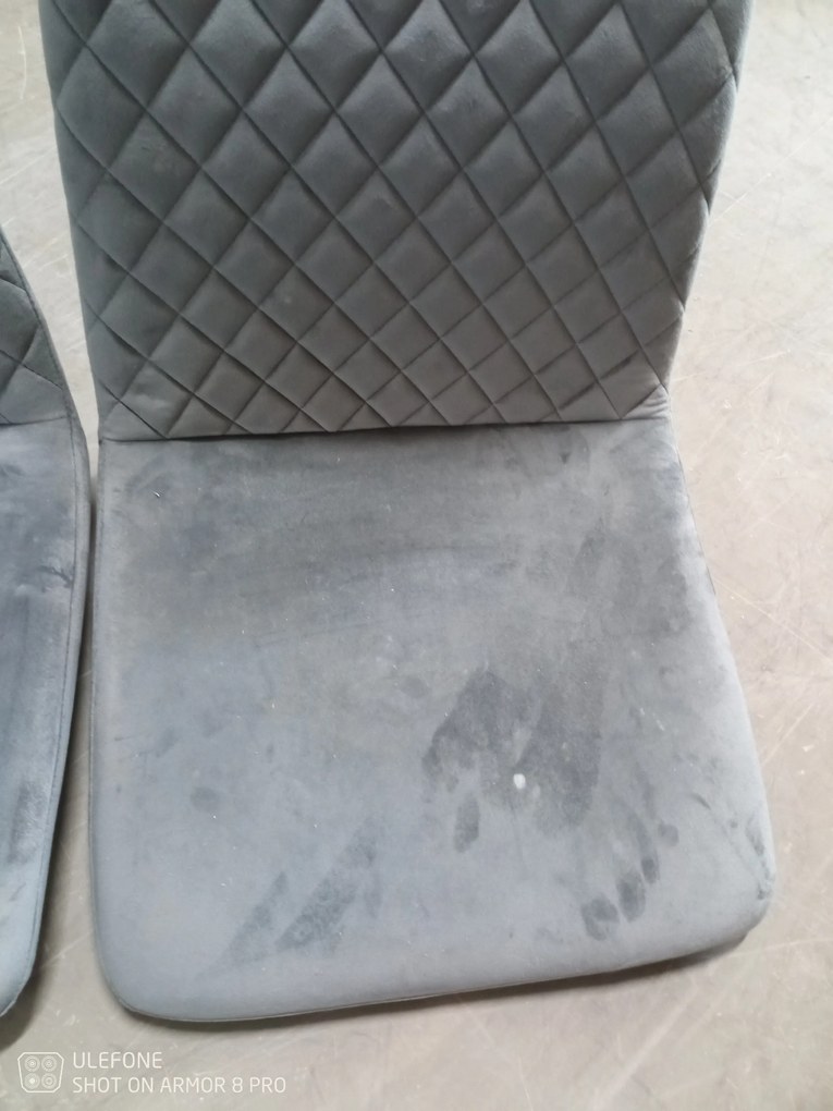 AKCIÓ Szürke IRYS VELVET szék fekete lábakkal, II. osztály