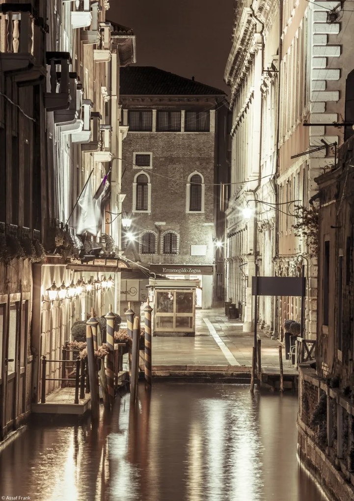 Poszter 21x29,7cm Éjszakai felvétel egy régi épületről egy keskeny csatornánál, Assaf Fra