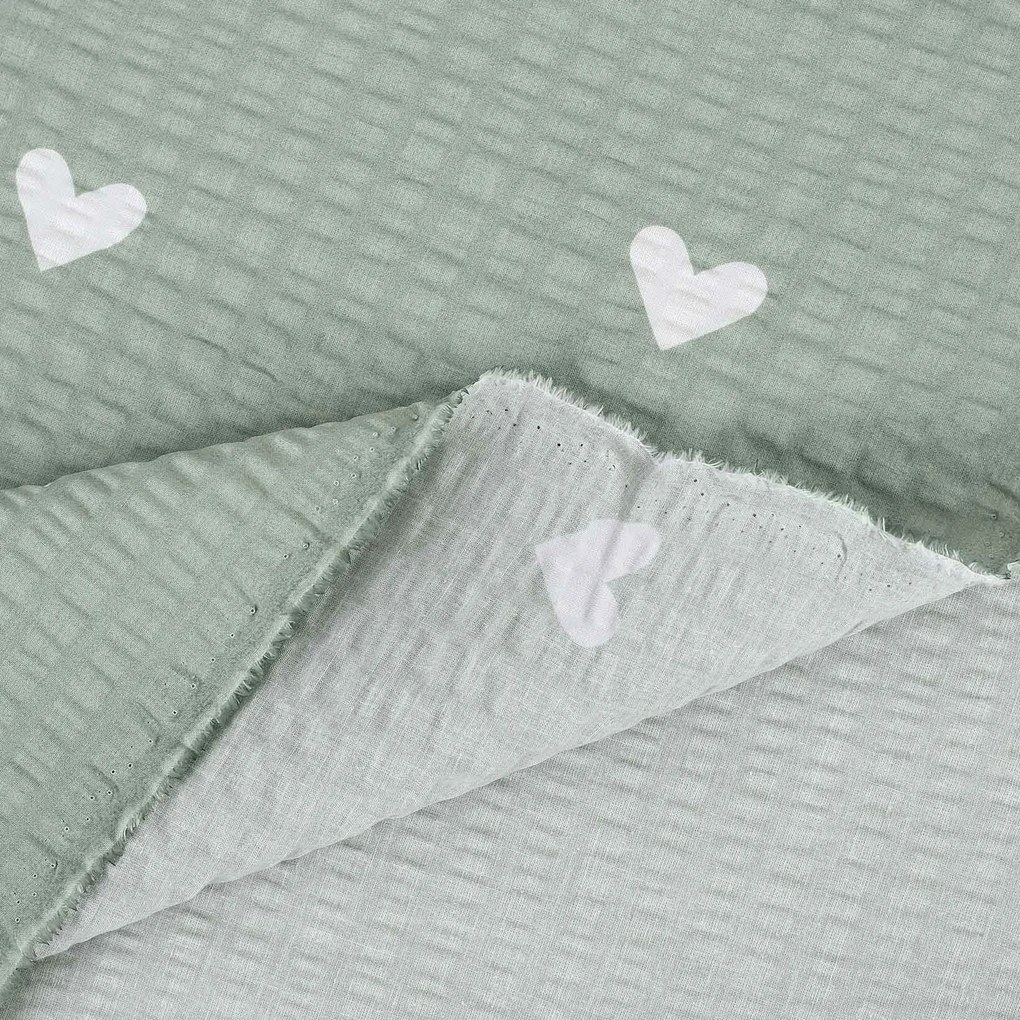 Goldea pamut krepp anyag - szívecskék, zsálya színű alapon 160 cm