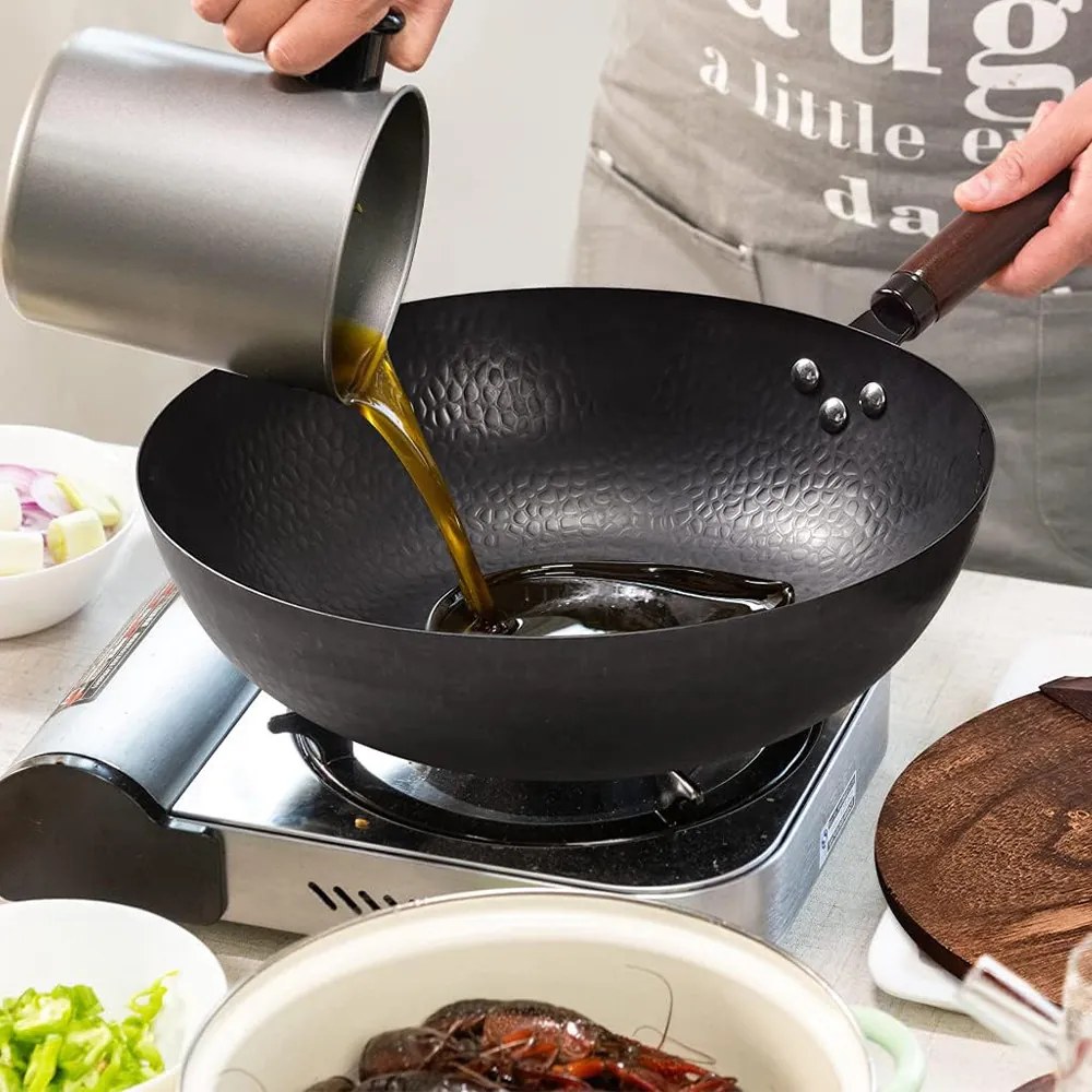 Wok serpenyő konyhai kiegészítőkkel