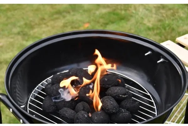 Hordozható faszén grill fekete/fa