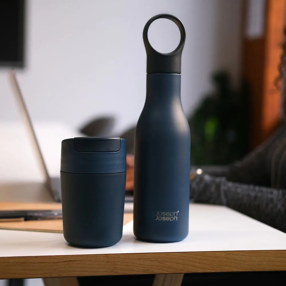 Sötétkék rozsdamentes acél utazó ivópalack 500 ml Loop – Joseph Joseph