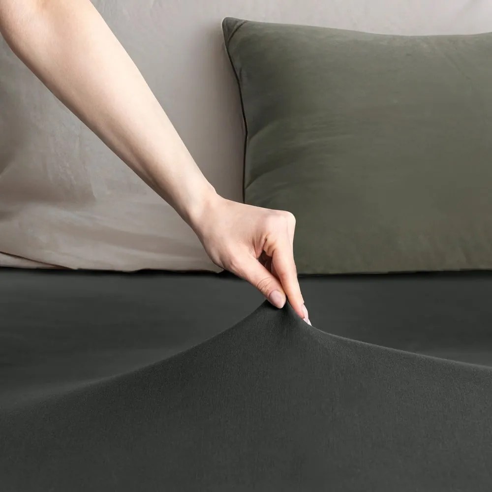 Sötétszürke gumis jersey lepedő 160x200 cm Amber – DecoKing