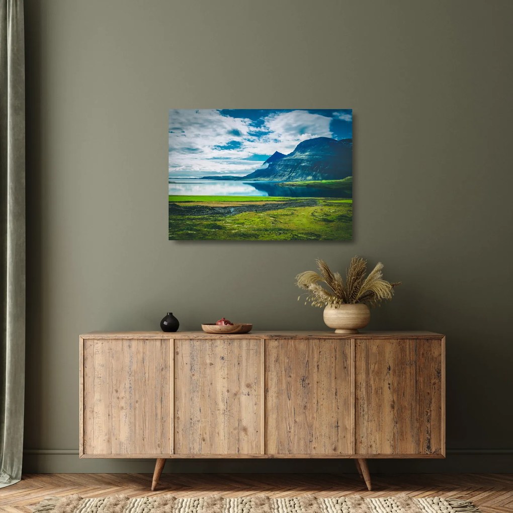Egy tó hegyekkel képe (üvegen) (70x50 cm)