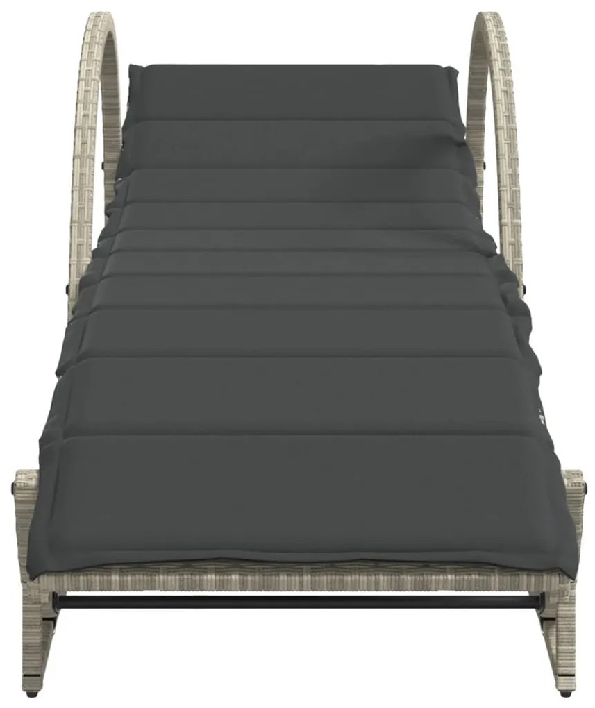 2 db világosszürke polyrattan napozóágy párnával