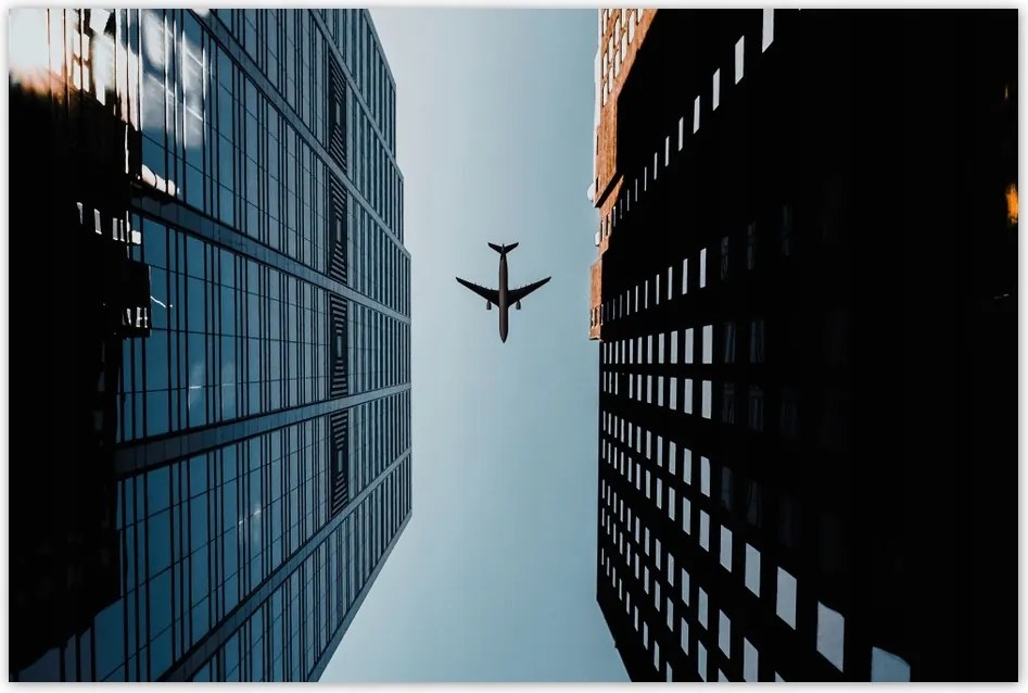 Poszterek 93x62 Repülőgép az épületek között