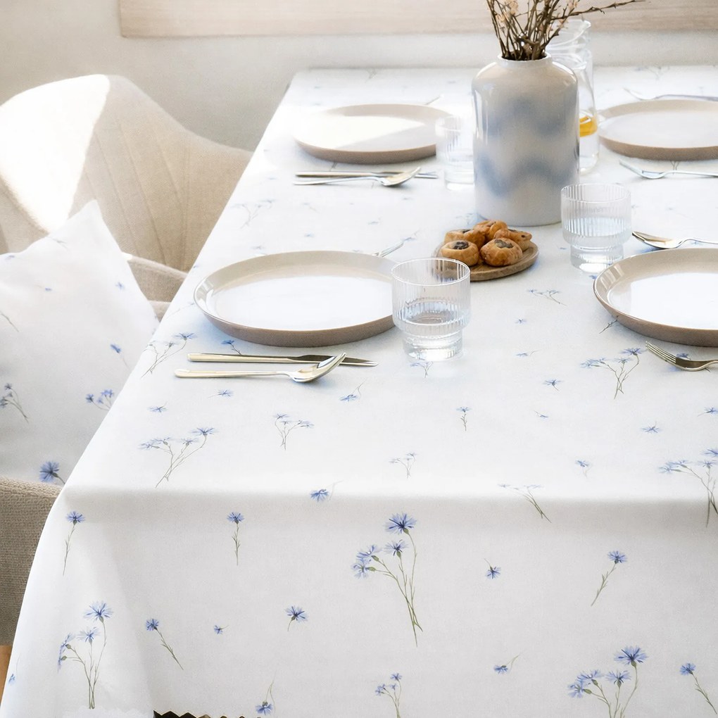 Goldea teflonbevonatú asztalterítő - kék búzavirág 120 x 140 cm