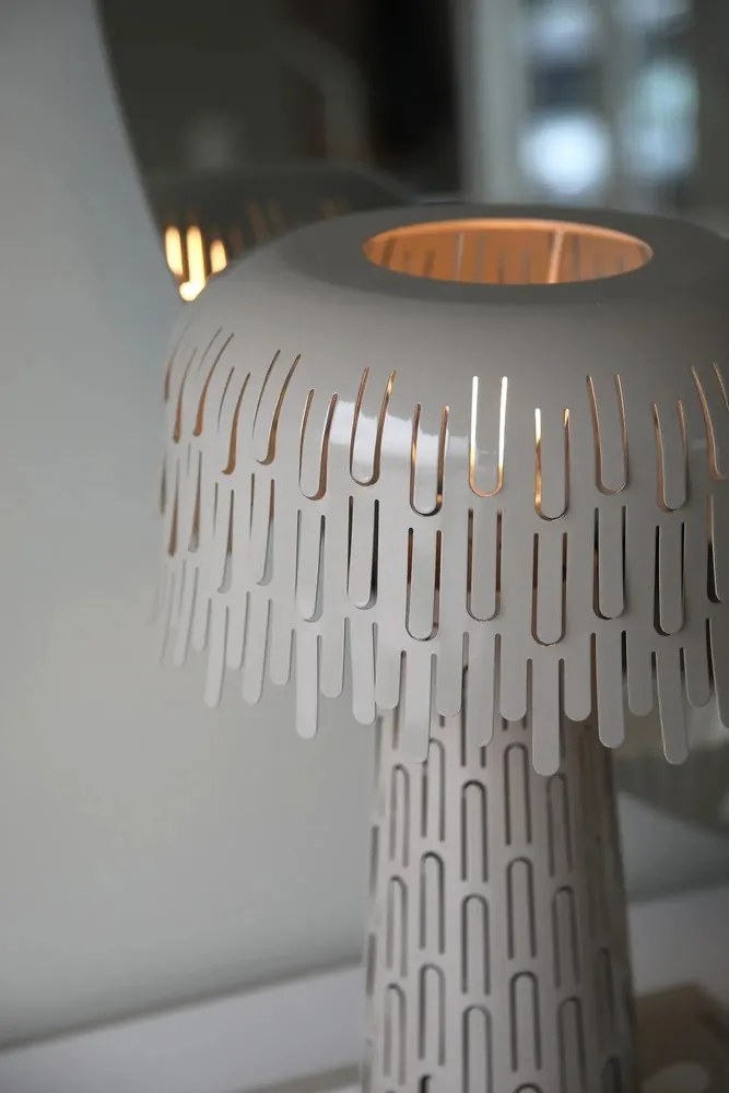 Szürkésbézs asztali lámpa fém búrával (magasság 38 cm) Verbera – Markslöjd