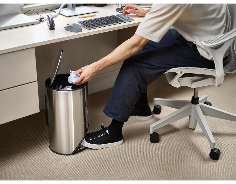 Fényes ezüstszínű rozsdamentes acél pedálos szemetes 10 l Arc – Joseph Joseph