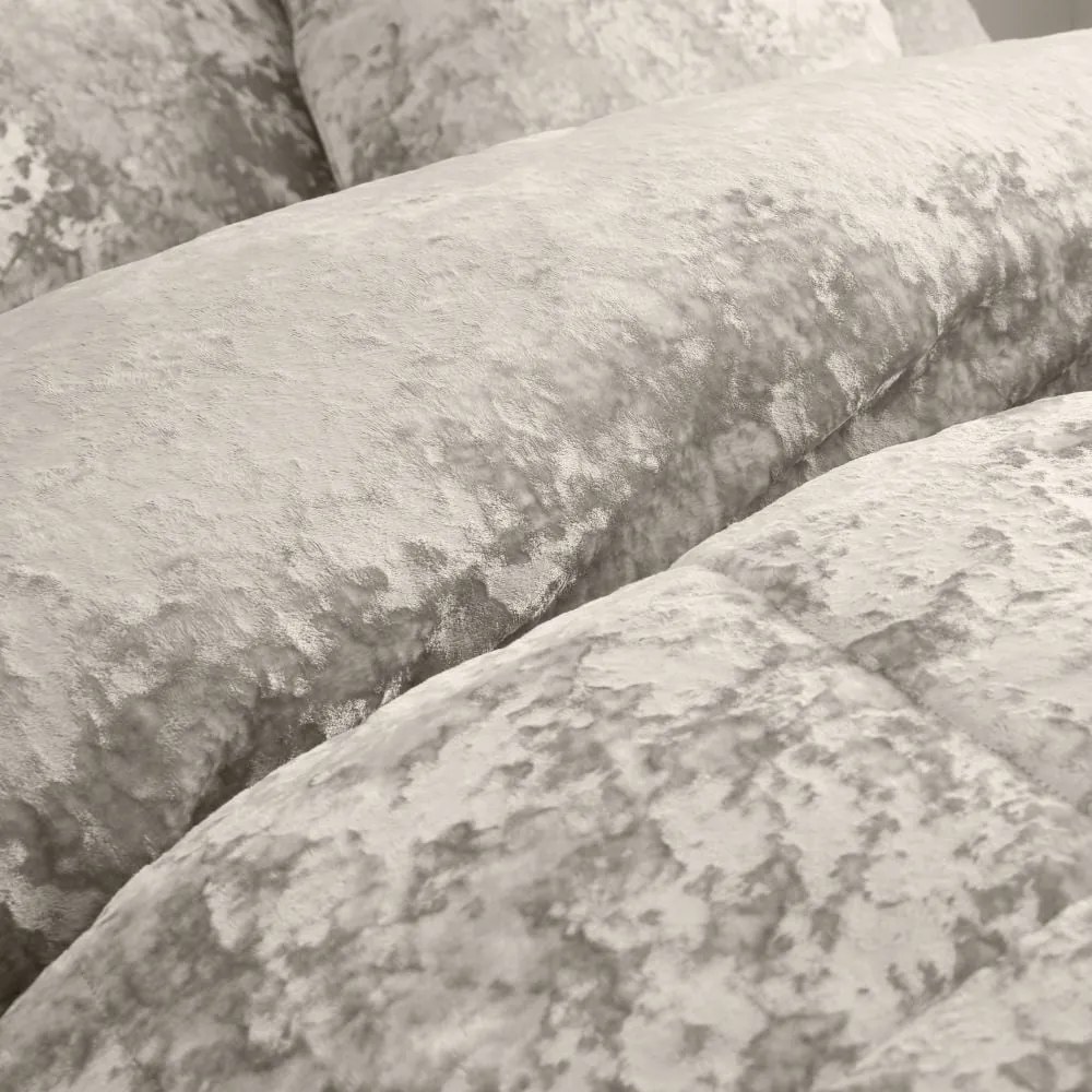 Bézs kétszemélyes bársony ágyneműhuzat 200x200 cm Crushed – Catherine Lansfield