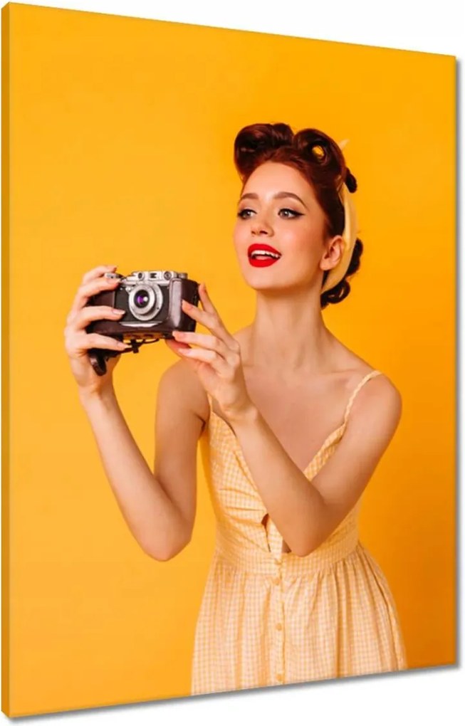 Vászonkép 60x80 Szűz retro fényképezőgéppel