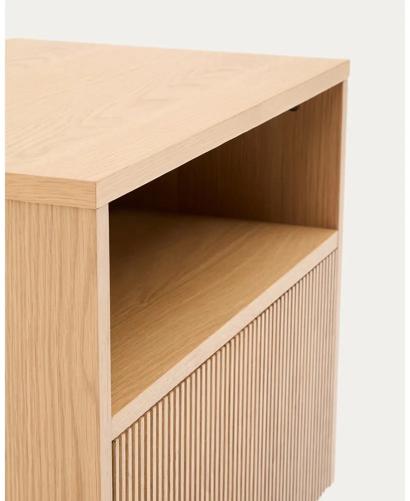 Natúr színű éjjeliszekrény tölgyfa dekorral Helvine – Kave Home