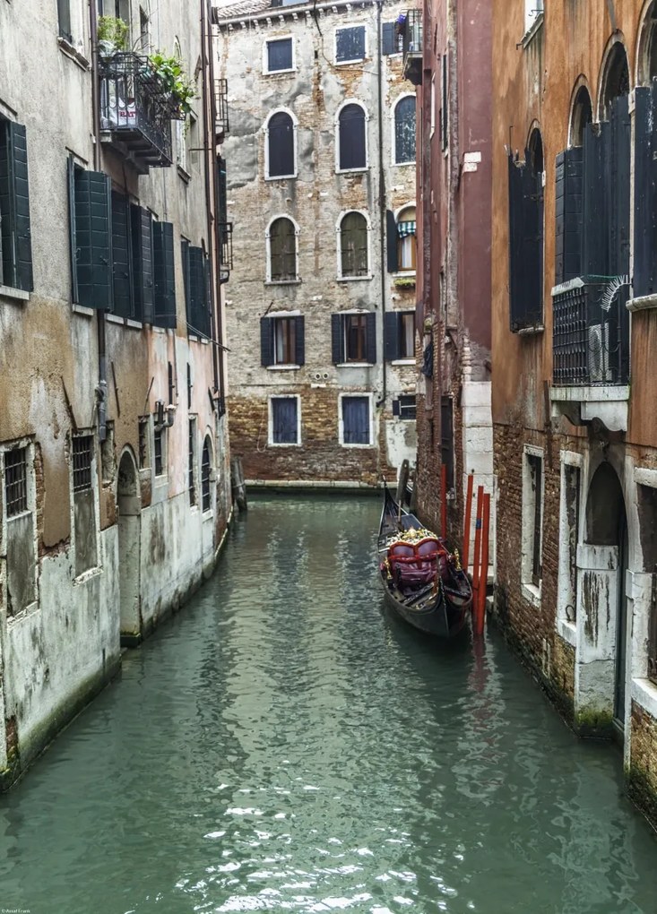 Poszter 39,5x55cm Keskeny csatorna régi épületeken át, Assaf Frank