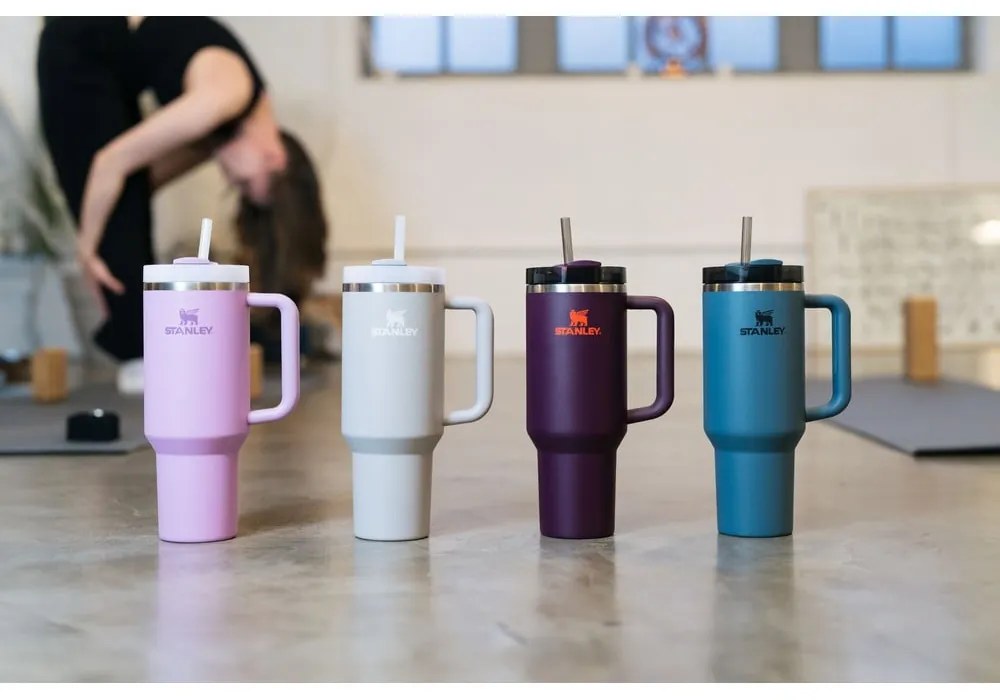 Sötétlila rozsdamentes acél termosz szívószállal 1,18 l Quencher H2.0 FlowState Tumbler Plum – Stanley