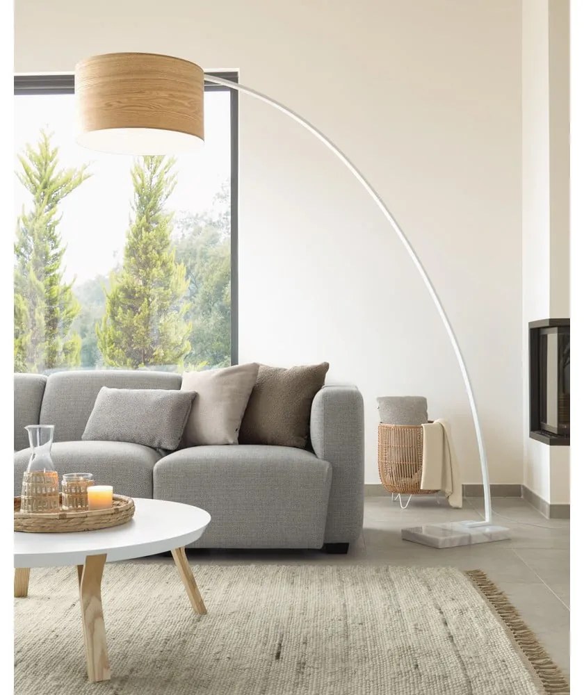 Fehér-natúr színű állólámpa fa búrával (magasság 210 cm) Juhe Ash – Kave Home